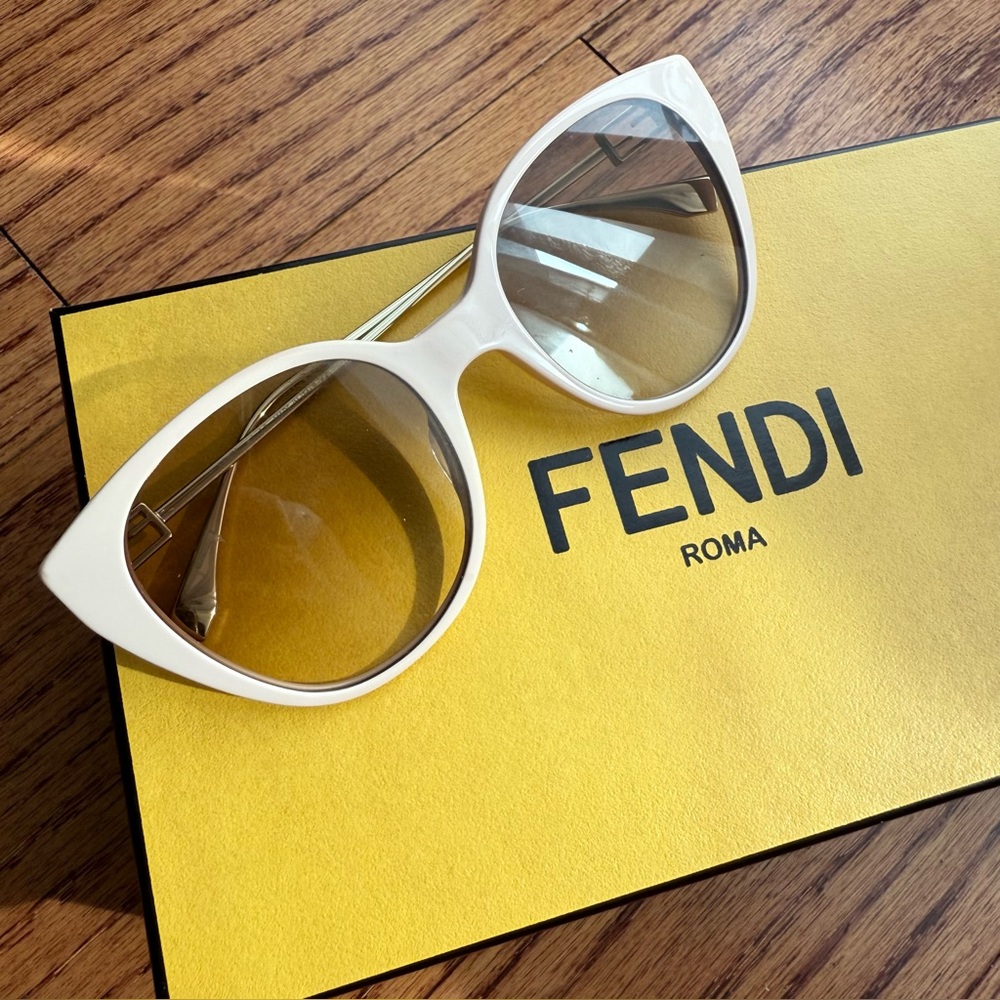 Fendi Cat-eye Sunglasses in Pastel Pink - model FE400471